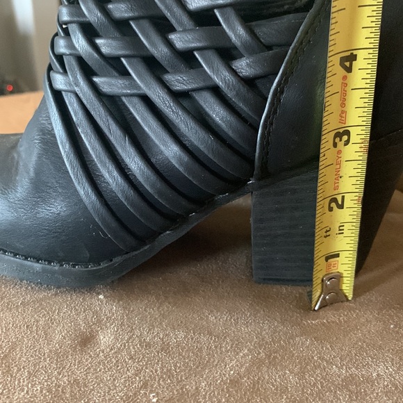 Ladies black ankle boots with weave design - Picture 2 of 3